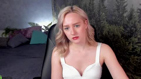 Snapshot of chloedeccker chatting on May 18, 4:07 am Chloe Deccker online show from May 18, 4:07 am