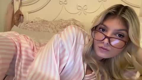 Snapshot of chloeesage chatting on July 22, 10:12 pm chloeesage online show from July 22, 10:12 pm
