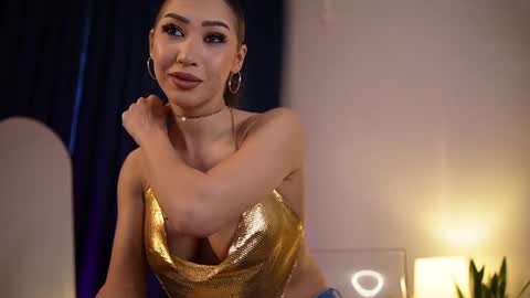 chloemin_ online show from November 18, 5:12 am