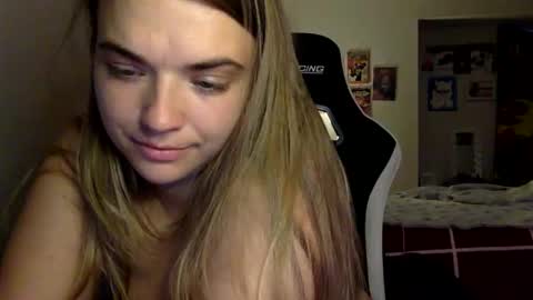 Snapshot of chloesays chatting on December 4, 11:24 pm Chloe Lane online show from December 4, 11:24 pm