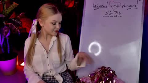 ChloeWight online show from April 12, 9:36 am