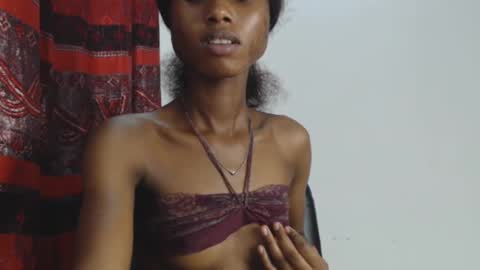 Snapshot of choco_petitqueen chatting on December 12, 9:30 am choco_petitqueen online show from December 12, 9:30 am