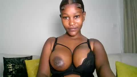Snapshot of chocolate_divaa chatting on July 24, 8:23 am chocolate_divaa online show from July 24, 8:23 am