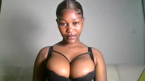 Snapshot of chocolate_divaa chatting on July 28, 12:23 pm chocolate_divaa online show from July 28, 12:23 pm