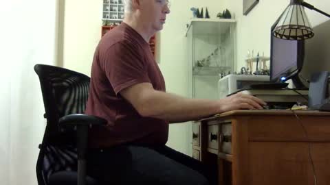 Snapshot of chris2002b chatting on March 7, 4:24 am chris2002b online show from March 7, 4:24 am