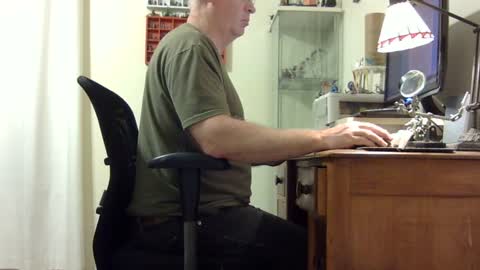 Snapshot of chris2002b chatting on September 28, 5:46 am chris2002b online show from September 28, 5:46 am