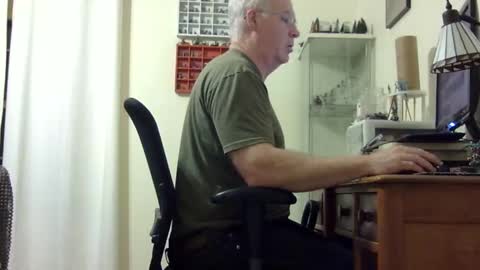 Snapshot of chris2002b chatting on November 9, 3:49 am chris2002b online show from November 9, 3:49 am