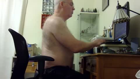 Snapshot of chris2002b chatting on February 1, 7:51 am chris2002b online show from February 1, 7:51 am