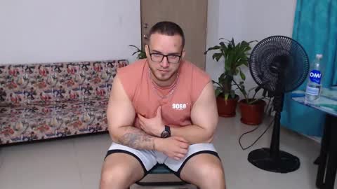 Snapshot of chris_huntter chatting on September 18, 12:01 am chris_huntter online show from September 18, 12:01 am