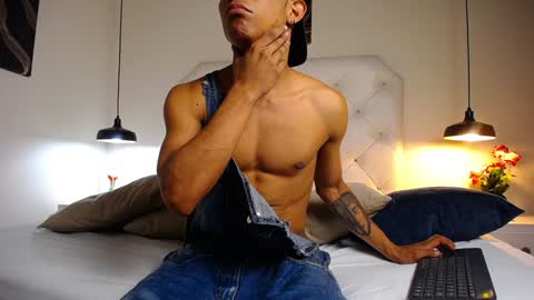 Snapshot of chris_weell chatting on December 17, 8:21 pm Chris Weell online show from December 17, 8:21 pm