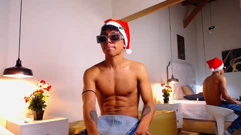 Snapshot of chris_weell chatting on December 20, 11:58 pm Chris Weell online show from December 20, 11:58 pm