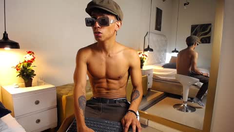 Snapshot of chris_weell chatting on December 21, 8:54 pm Chris Weell online show from December 21, 8:54 pm