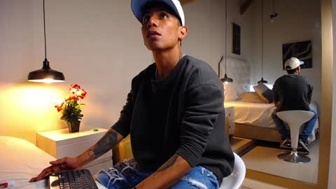 Snapshot of chris_weell chatting on December 23, 2:24 am Chris Weell online show from December 23, 2:24 am