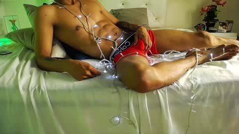 Snapshot of chris_weell chatting on December 24, 1:06 am Chris Weell online show from December 24, 1:06 am