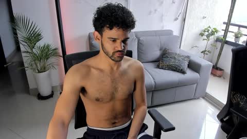 Im Chirs IM MODEL INDEPENDT online show from February 6, 3:31 pm