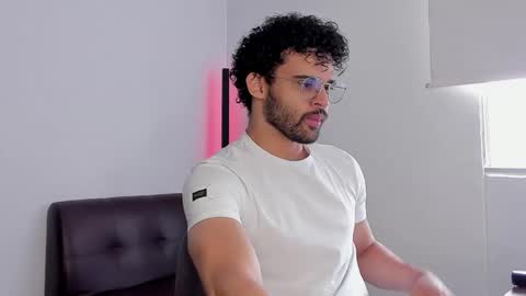 Im Chirs IM MODEL INDEPENDT online show from September 10, 4:07 pm