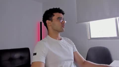 Im Chirs IM MODEL INDEPENDT online show from September 30, 6:24 pm