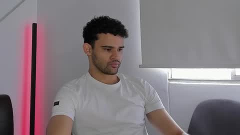 Im Chirs IM MODEL INDEPENDT online show from October 6, 3:09 pm