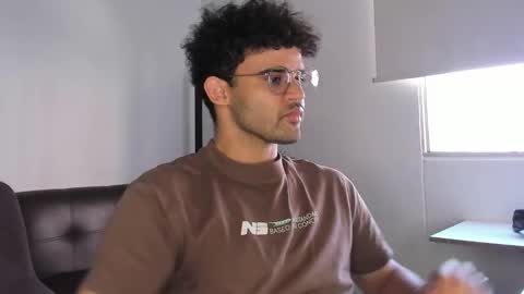 Im Chirs IM MODEL INDEPENDT online show from November 5, 8:09 pm