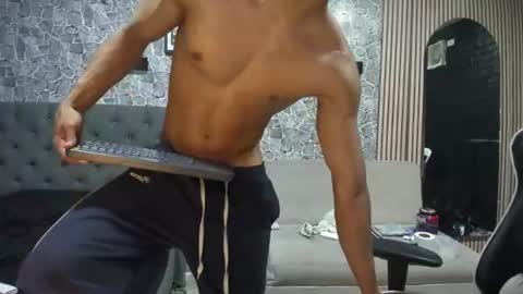 chriss_r07 online show from July 31, 11:37 pm