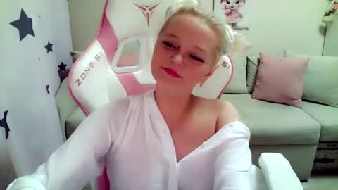 Snapshot of christirose chatting on July 7, 4:33 pm Christi online show from July 7, 4:33 pm
