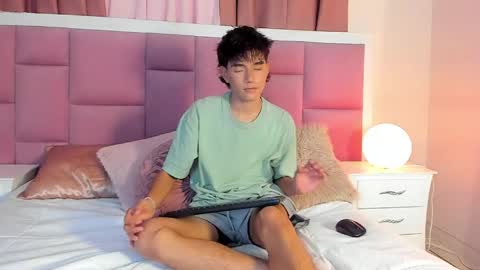 Snapshot of christopher_robin4 chatting on May 1, 7:51 pm Chris online show from May 1, 7:51 pm
