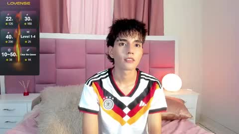 Snapshot of christopher_robin4 chatting on May 18, 7:52 pm Chris online show from May 18, 7:52 pm