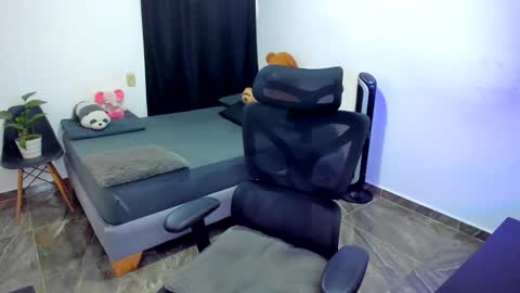 Snapshot of cinamon_kingdom chatting on February 2, 9:35 pm Luna and Sebas online show from February 2, 9:35 pm