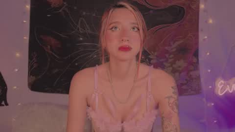 Snapshot of cinderella_lewis chatting on February 8, 9:18 pm Sofi Eva and Mey online show from February 8, 9:18 pm