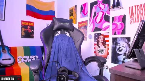 Snapshot of cinnamon_boyxxx chatting on December 25, 8:18 am David     Independent Model online show from December 25, 8:18 am