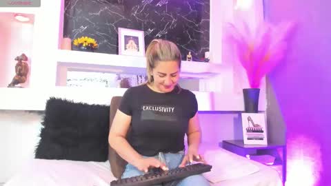 Snapshot of cinthya_mjs chatting on February 19, 12:12 pm Cinthya online show from February 19, 12:12 pm