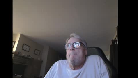 Snapshot of cjscout chatting on December 3, 2:03 am cjscout online show from December 3, 2:03 am