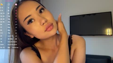 Lili online show from May 30, 1:19 pm
