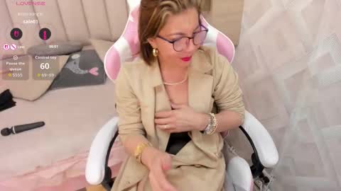 clhoe_johnson_ online show from December 20, 12:45 pm