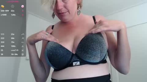 Snapshot of clittytastic chatting on September 23, 9:23 am Syl online show from September 23, 9:23 am