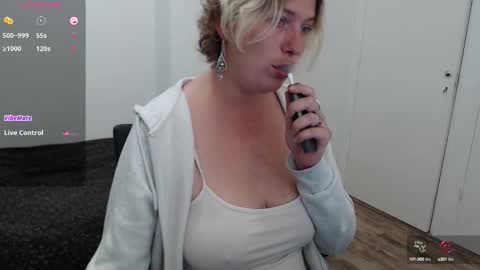 Snapshot of clittytastic chatting on October 8, 1:31 pm Syl online show from October 8, 1:31 pm