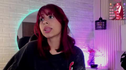 Snapshot of cloe__hills chatting on December 2, 6:43 pm Cloe online show from December 2, 6:43 pm