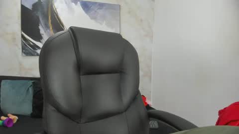 Snapshot of cloe_amazingg chatting on June 25, 1:59 pm Cloe online show from June 25, 1:59 pm