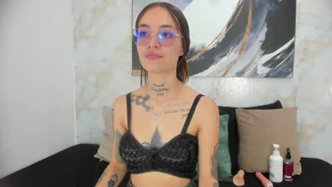 Snapshot of cloe_amazingg chatting on July 18, 5:17 pm Cloe online show from July 18, 5:17 pm