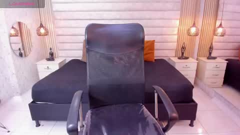 Snapshot of cloe_monroee_ chatting on June 19, 7:06 pm Cloe online show from June 19, 7:06 pm