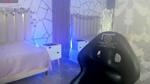 cloee_tay1 online show from June 19, 11:47 am