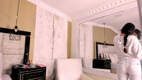 Clohe the wonder online show from April 5, 7:00 pm