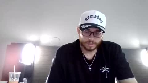 Snapshot of cloudyydayzz chatting on April 26, 1:47 am tallhungandcloudy online show from April 26, 1:47 am
