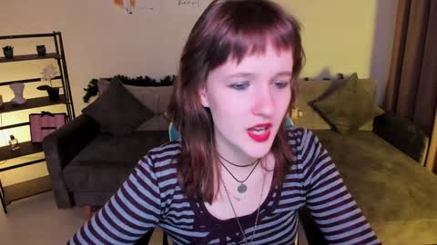Snapshot of clover_red chatting on December 13, 6:16 pm Clover follow me online show from December 13, 6:16 pm