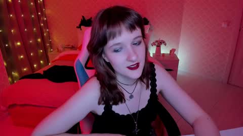Snapshot of clover_red chatting on December 20, 6:45 pm Clover follow me online show from December 20, 6:45 pm