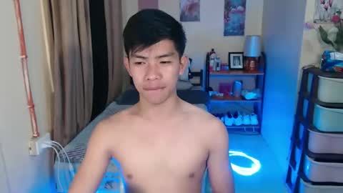 clyde_twinkx online show from April 16, 4:46 am