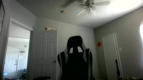 Snapshot of cmypenis chatting on June 28, 5:19 pm Master Bates online show from June 28, 5:19 pm