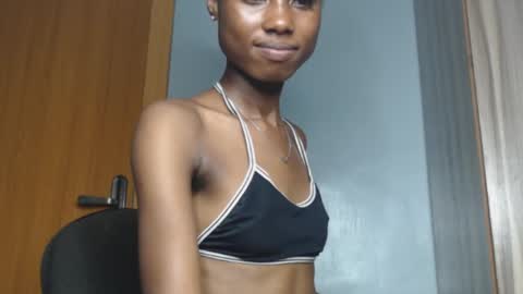 Snapshot of coco_petitqueen chatting on January 7, 7:49 pm coco_petitqueen online show from January 7, 7:49 pm