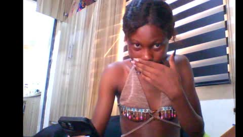 Snapshot of coco_petitqueen chatting on January 19, 2:06 pm coco_petitqueen online show from January 19, 2:06 pm