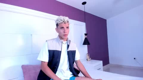 Snapshot of colleman_horny chatting on January 25, 6:13 pm COLLEMAN online show from January 25, 6:13 pm